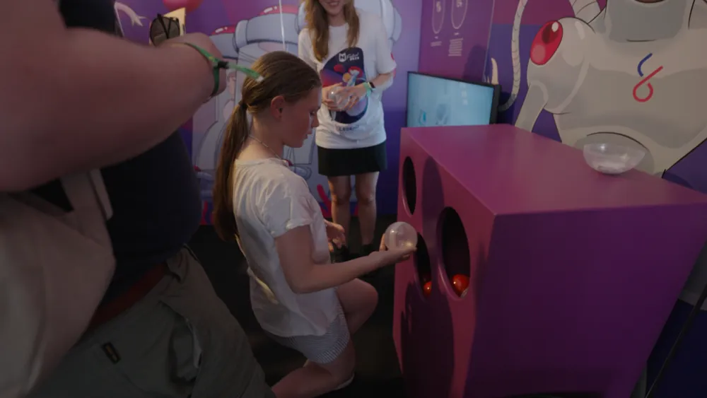 A visitor with a ball at the ball-cabinet assignment station